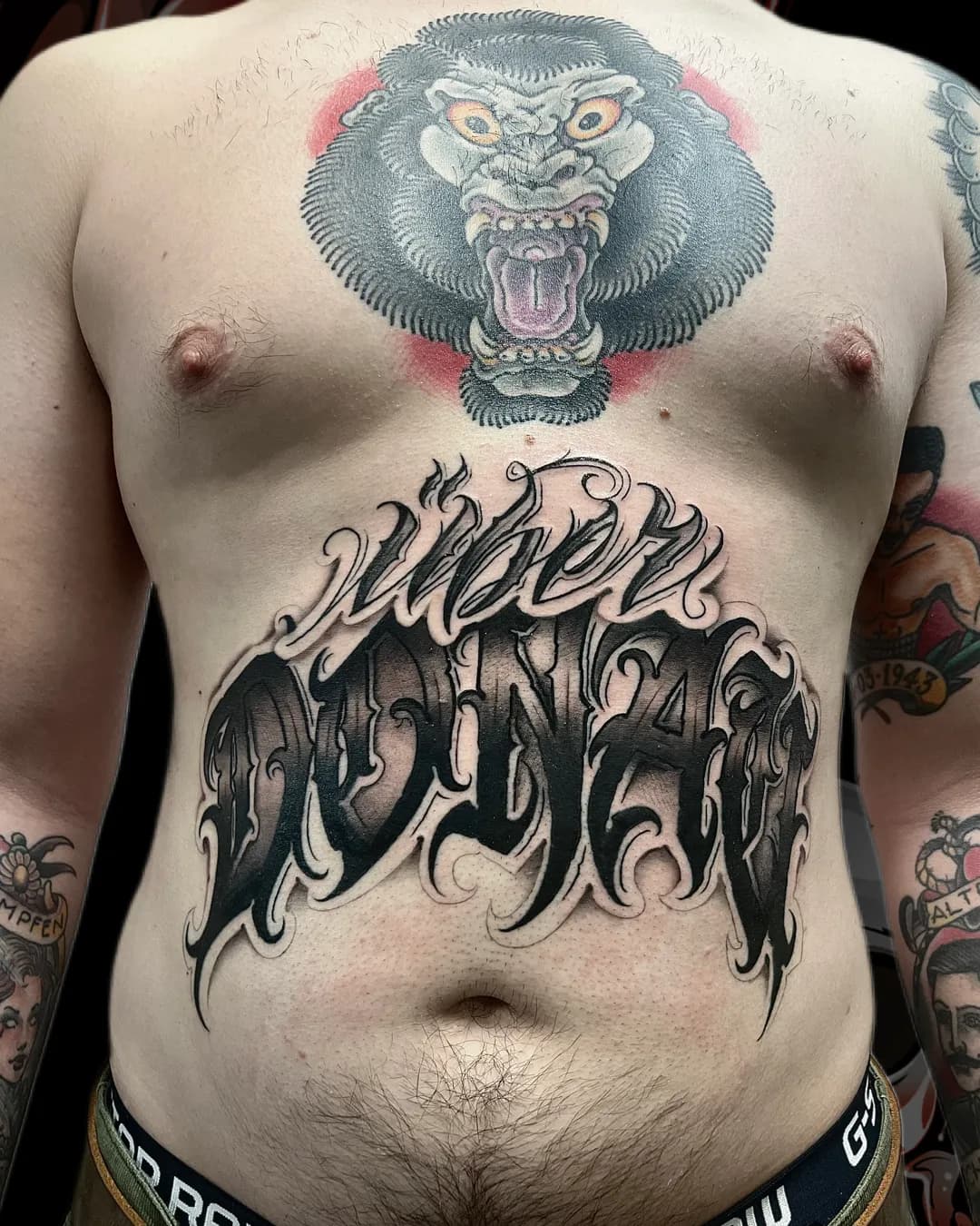 Großflächiges Brust-Lettering Tattoo von Manuel (CUSE) im Tattoo-Werk Wien
